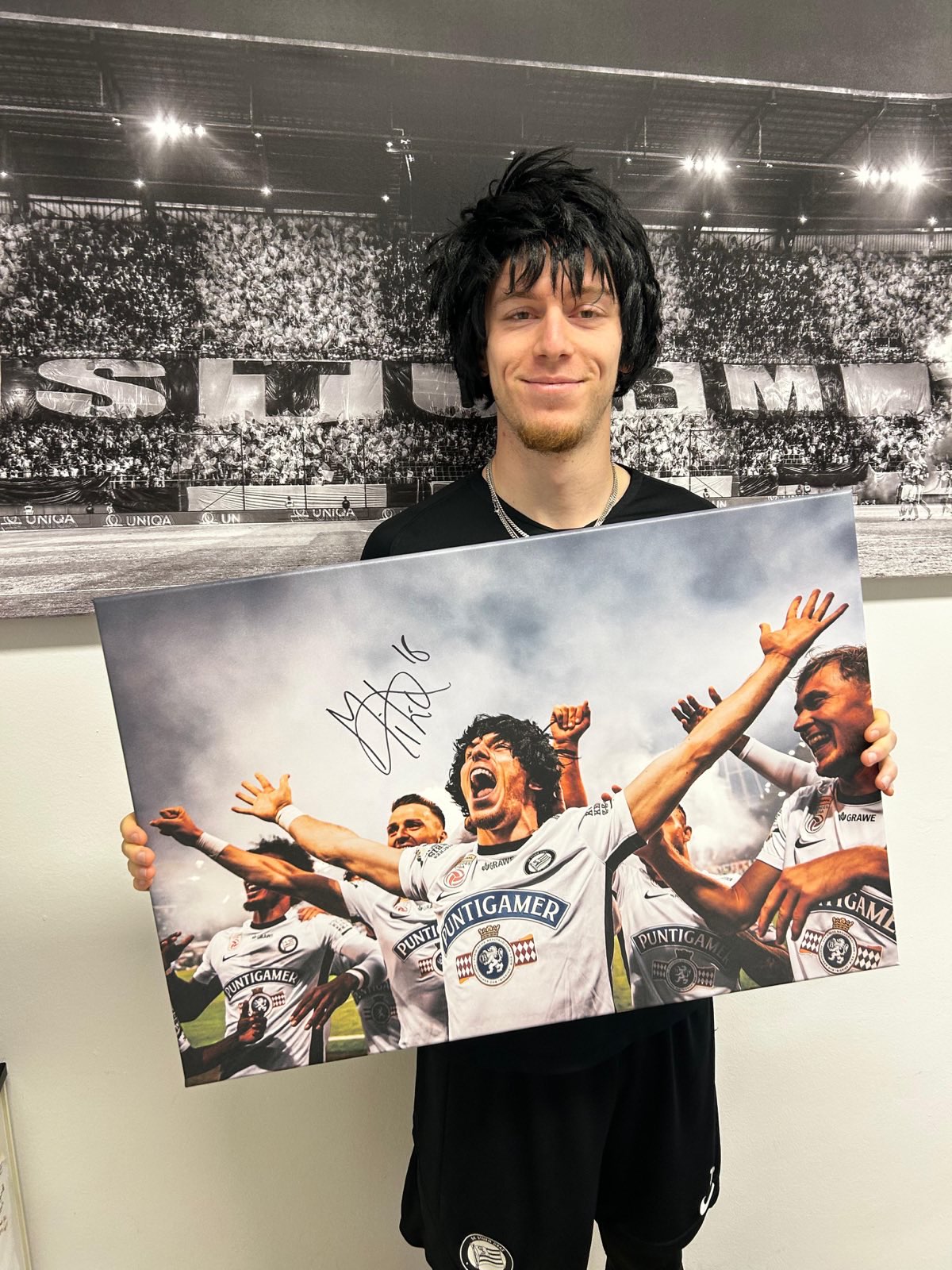 Goodie of the week "Mika Biereth Perücke & signiertes Leinwandbild"